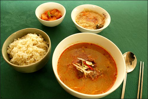 평양 단고기 장밥과 좁쌀밥. 
