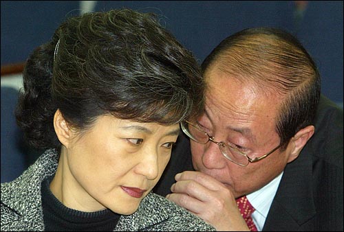 지난 2005년 12월 13일 거리장외집회에 앞서 열린 한나라당 의원총회에서 당시 박근혜 대표와 최연희 사무총장이 이야기를 나누고 있다.