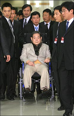 이건희 삼성그룹 회장이 2006년 2월 4일 저녁 출국 5개월 만에 일본 홋카이도 지토세 공항에서 회사 전용기인 '보잉 즈니스제트(BBJ)'를 타고 김포공항을 통해 입국했다. 휠체어를 탄 채 귀국한 이건희 회장은 경호원들에 둘러싸여 승용차를 타고 공항을 빠져 나갔다. 이 회장 귀국 직후 삼성은 사회환원 약속을 발표했다. 