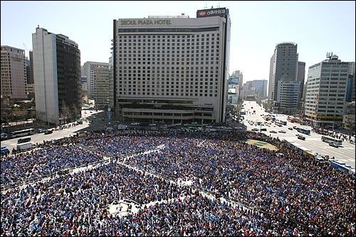  일본팀과 WBC 준결승전이 열리는 19일 낮 수만명의 시민들이 서울광장에 모여 응원전을 펼치고 있다.