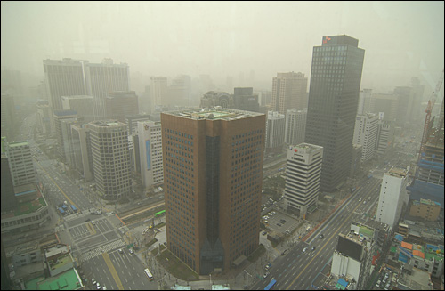 사진은 2006년 4월 8일 오전 서울 종로타워 33층 레스토랑에서 내려다본 종로거리.