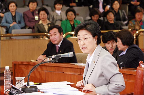 지난 2006년 4월 당시 한명숙 총리 지명자가 국회 총리인사특별위원회에서 열린 인사청문회에서 의원들의 질의에 답변하고 있다. 