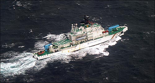 지난 2006년 4월 해경 함정 삼봉호가 독도 주변 해역에서 만일의 사태에 대비하기 위해 기동훈련을 벌이고 있다.