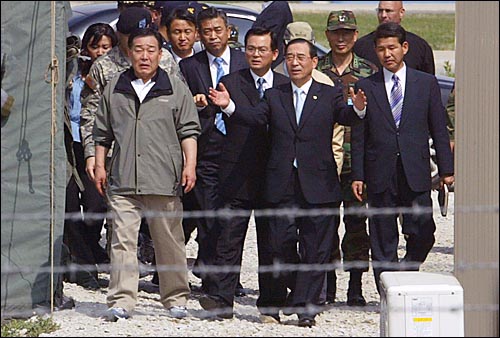 2006년 5월 9일 오후 헬기편으로 평택 대추리를 방문한 윤광웅 국방장관이 경찰 지휘소를 방문한 뒤 어청수 경기청장(맨 왼쪽)과 함께 대추분교 방향을 쳐다보고 있다.