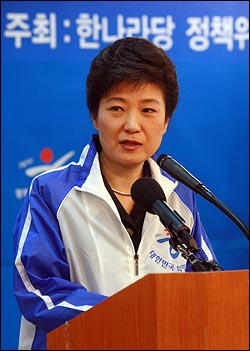 지난 2006년 5월, 당시 한나라당 대표였던 박근혜 대통령이 염창동 한나라당사에서 열린 수도권 발전 비전발표 및 합의문 체결식에서 인사말을 하고 있는 모습.