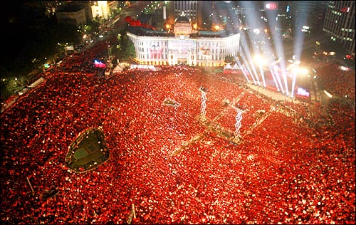2006 월드컵 축구대표팀이 토고와 결전을 치른 지난 2006년 6월 13일 서울광장과 광화문을 가득 메운 시민들이 열띤 응원을 하고 있다.
