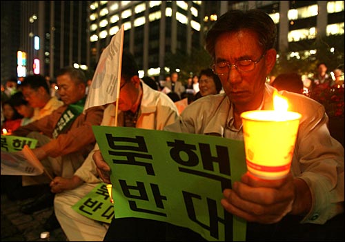 지난 2006년 10월 9일 북핵 반대, 한미연합사 해체 반대를 위한 촛불기도회가 서울 청계광장에서 성우회, 한국기독교총연합회, 뉴라이트전국연합 등이 참여하는 '한미연합사 해체반대 천만명 서명운동본부' 주최로 열렸다.