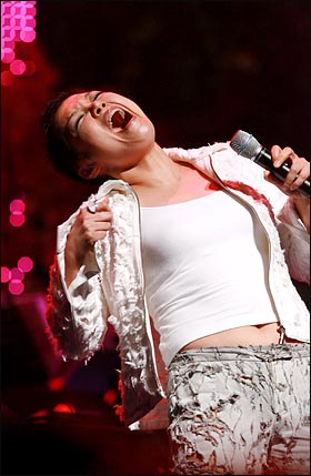 2006년 10월 경희대 평화의전당에서 열린 제3회 아름다운 콘서트에서 가수 이은미가 열창하고 있다. 