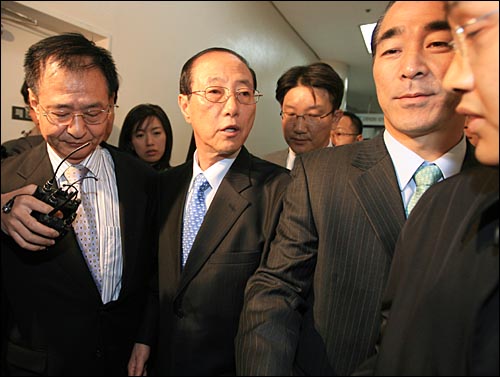 <동아일보> 여기자를 성추행한 혐의로 1심에서 징역 6월 집행유예 1년을 선고받은 최연희 의원이 지난 2006년 11월 10일 오전 서울중앙지법 재판정을 나오고 있다.