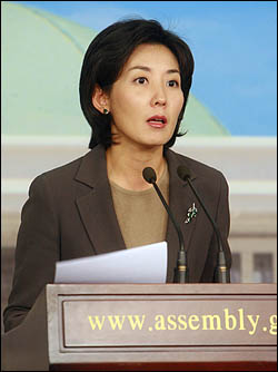 나경원 의원이 2006년 한나라당 대변인 시절 국회 기자실에서 브리핑하는 모습.