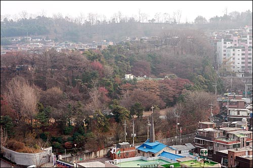 조선일보 방상훈 사장이 소유한 서울 동작구 흑석동의 저택. 나무 숲 사이로 지붕만 약간 보인다. 
