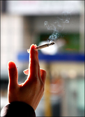많은 전문가들은 흡연이 인간의 수명을 7년이나 단축시키는 효과가 있다고 설명합니다. 