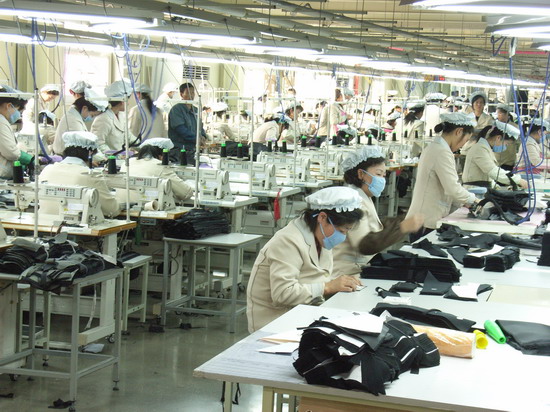 지난 2007년 1월 24일 개성공단 안 의류제조업체인 신원 공장에서 북한 노동자들이 작업에 열중하고 있다. 
