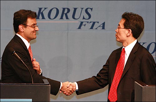 2007년 4월 2일 오후 서울 하얏트호텔에서 열린 한미FTA 협상 타결 발표 기자회견에서 김현종 통상교섭본부장과 카란 바티아 미국 무역대표부 부대표가 악수를 하고 있다(자료 사진).