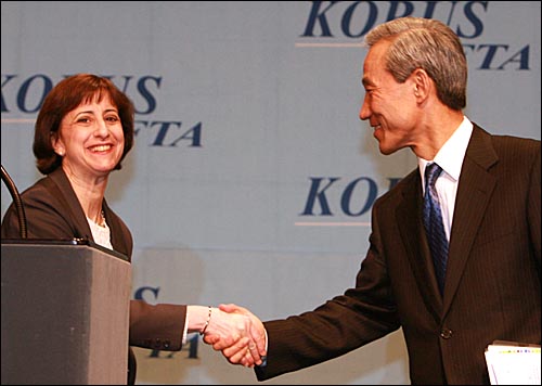 2007년 4월 2일 오후 서울 하얏트호텔에서 열린 한미FTA 협상 타결 기자회견에서 김종훈 수석대표와 웬디 커틀러 수석대표가 악수를 하고 있다.