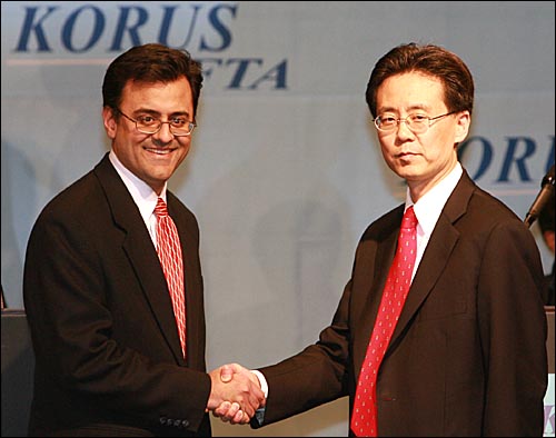 2007년 4월 2일 오후 서울 하얏트호텔에서 열린 한미FTA 협상 타결 발표 기자회견에서 김현종 통상교섭본부장과 카란 바티아 미무역대표부 부대표가 악수를 하고 있다.