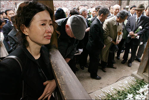  인혁당 재건위 사건 희생자 유족들이 추모제에서 서대문 형무소 사형장 앞에 놓인 영정사진에 헌화하고 있다.
