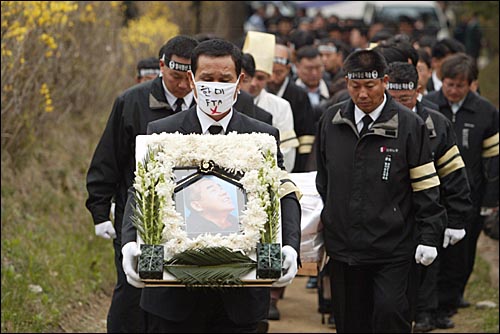 2007년 4월18일 오후 한미FTA 협상을 반대하며 분신사망한 택시노동자 고 허세욱씨의 노제와 추모제가 서울시내에서 열린 뒤 경기도 마석 모란공원에서 하관식이 열렸다.