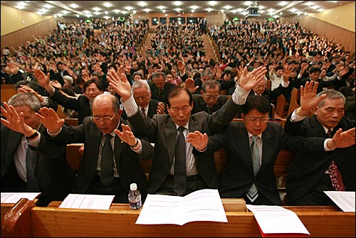 지난 2007년 4월19일 서울 여의도 순복음교회에서 열린 한국기독교총연합 주최 '사학법 재개정을 위한 한국교회 연합기도회' 모습. 