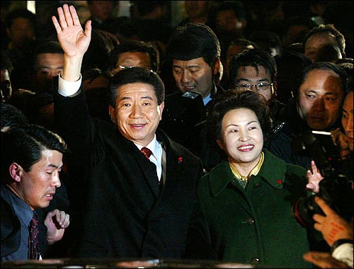 2002년 12월 19일 밤 노무현 후보 부부가 개표결과 대통령 당선이 확실시되자 여의도 민주당사 앞에 모여 있는 지지자들을 찾아 손을 들어 인사하고 있다
