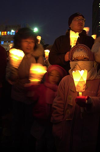2002년 마지막 밤 광화문에 미군장갑차에 숨진 효순.미선양을 추모하기 위해 시민들이 촛불시위를 벌이고 있다.
