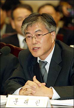 2003년 10월 6일 국회 법사위 대검찰청 국감에 증인으로 출석한 문재인 청와대 민정수석이 의원들의 질의에 답변하고 있다.