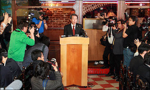 2007년 4월 30일 정운찬 전 서울대 총장이 서울 중구 세실레스토랑에서 긴급 기자회견을 열어 대선 출마 포기를 선언하고 있다.