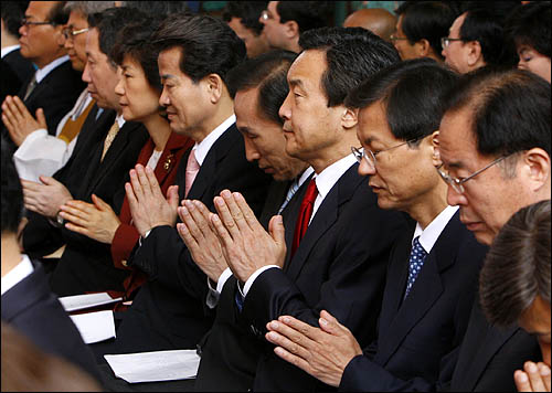 석가탄신일인 지난 5월 24일 서울 종로구 견지동 조계사에서 열린 봉축법요식에 참석한 대선주자들. 