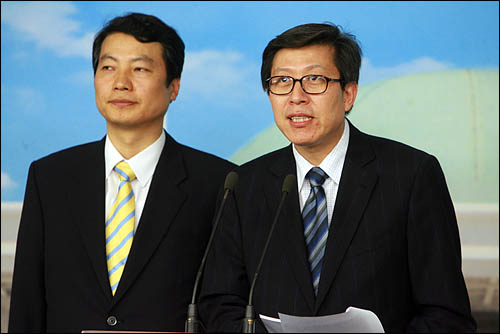 대선을 앞둔 지난 2007년 6월 11일 이명박 캠프의 박형준 한나라당 의원과 은진수 변호사(왼쪽)가 는 BBK사건과 관련해서 국회에서 기자회견을 열어 "전형적인 정치공작"이라고 비난하고 있다.