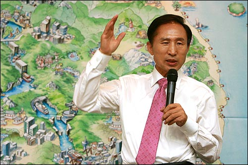 지난 2007년 6월 17일, 이명박 당시 한나라당 대선예비후보가 서울 대방동 서울여성프라자에서 열린 '한반도대운하 설명회'에서 대운하 사업의 필요성을 설명하고 있다.


