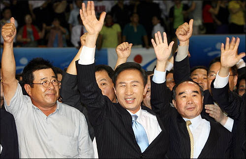 8월 5일 오후 한나라당 대선 후보선출 제7차 합동연설회가 열린 전남 광주 구동실내체육관에 이명박 후보가 백일섭씨 등 지지자들과 함께 입장하고 있다. 

