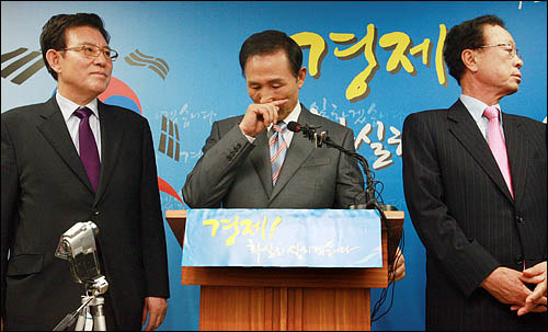 2007년 8월 16일 한나라당 대선 후보 경선 당시, 이명박 후보는 긴급기자회견을 열고 도곡동 땅 의혹에 대해 "하늘이 두 쪽 나도 내 땅이 아니다"라고 강하게 부인한 뒤, 박근혜 후보쪽에 `오늘 TV토론전까지 사과하라`고 요구했다. 