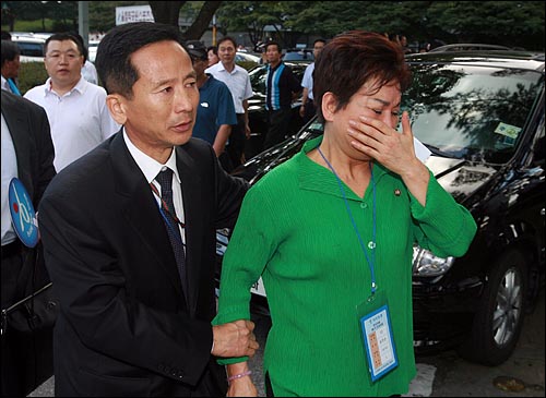 지난 2007년 8월 20일 한나라당 제17대 대통령 후보 선출을 위한 전당대회에서 이명박 후보가 대선후보로 선출되자 박근혜 후보를 지지했던 송영선 의원이 눈물을 흘리고 있다.