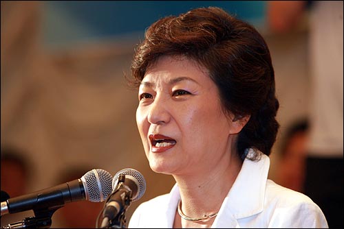 지난 달 27일 오후 서울 종로구 한 중식당에서 열린 선대위 해단식에서 박근혜 전 대표가  인사말을 하고 있다.