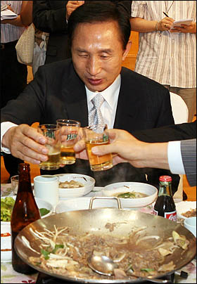 이명박 한나라당 대통령 후보가 8월 27일 저녁 서울 한 음식점에서 열린 선거대책위원회 해단식에 참석해 건배하고 있다.